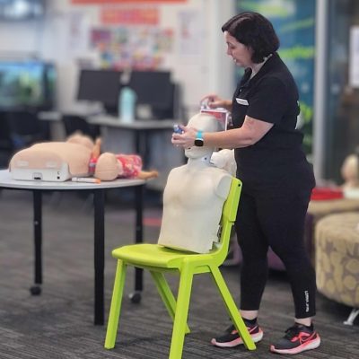 FAST Training Australia Trainer demonstrating Asthma management in a Staff First Aid CPR Training class. teacher CPR certification Brisbane Ipswich
