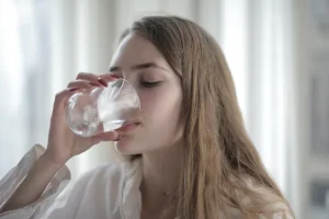 lady-drinking-glass-of-water signs of dehydration