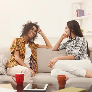 2 people having a heathy conversation about mental health awareness. 