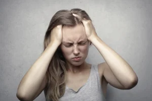 girl-with-headache signs of dehydration