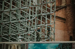 men-working-on-scaffolding